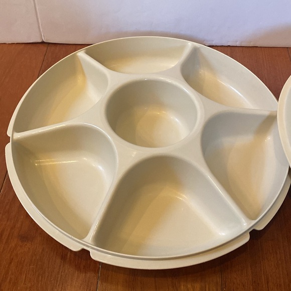 VTG Tupperware almond color divided veggie fruit serving tray take n go lidded - Picture 2 of 6